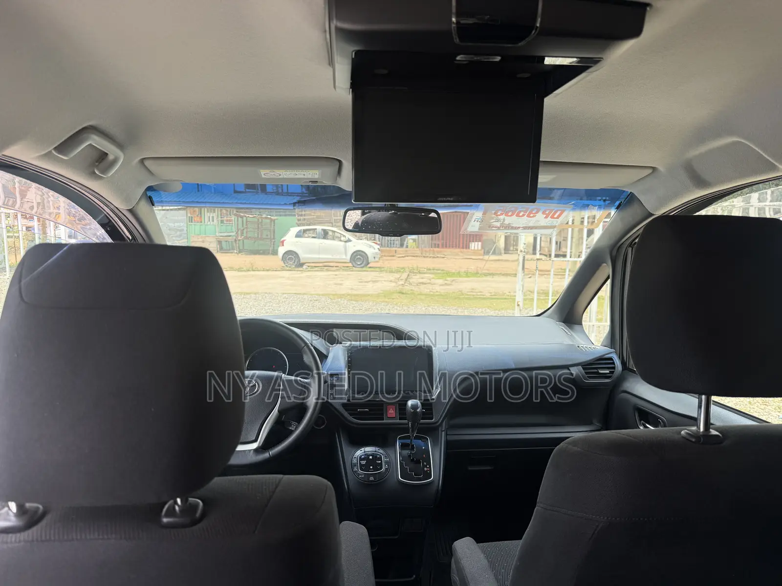 Toyota Voxy V 2WD 8-Seater 2014 White