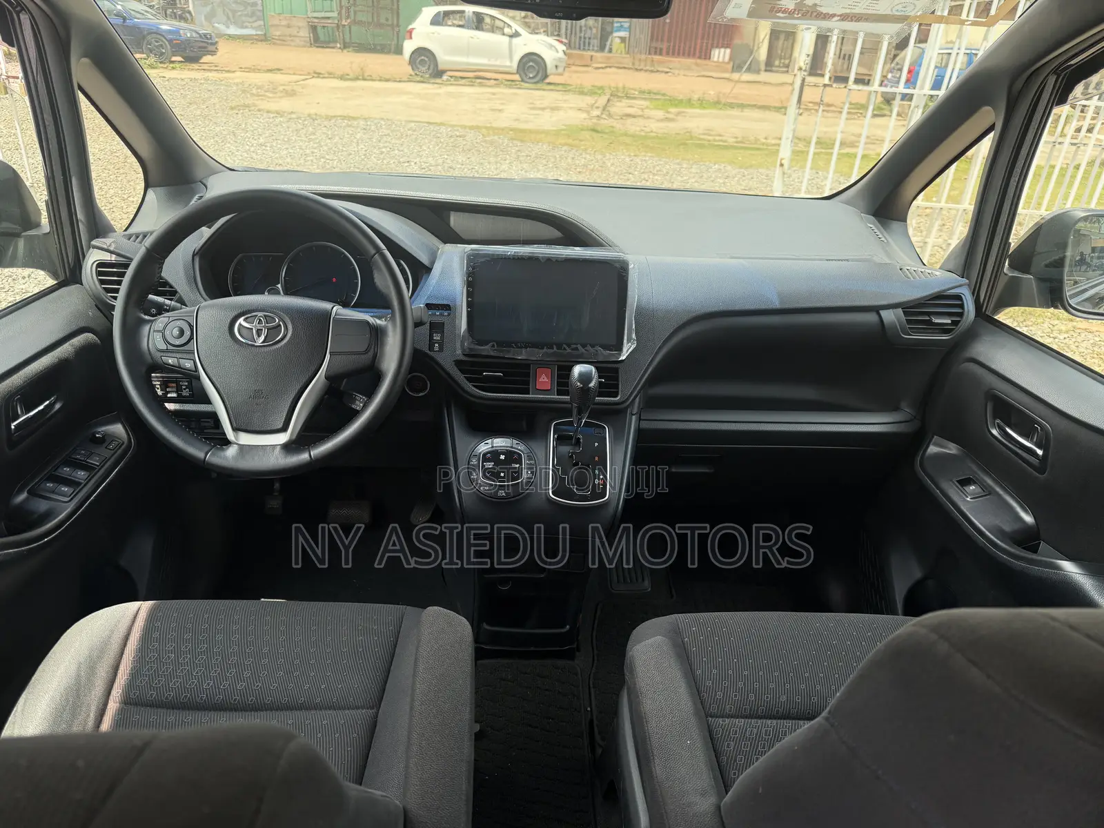 Toyota Voxy V 2WD 8-Seater 2014 White