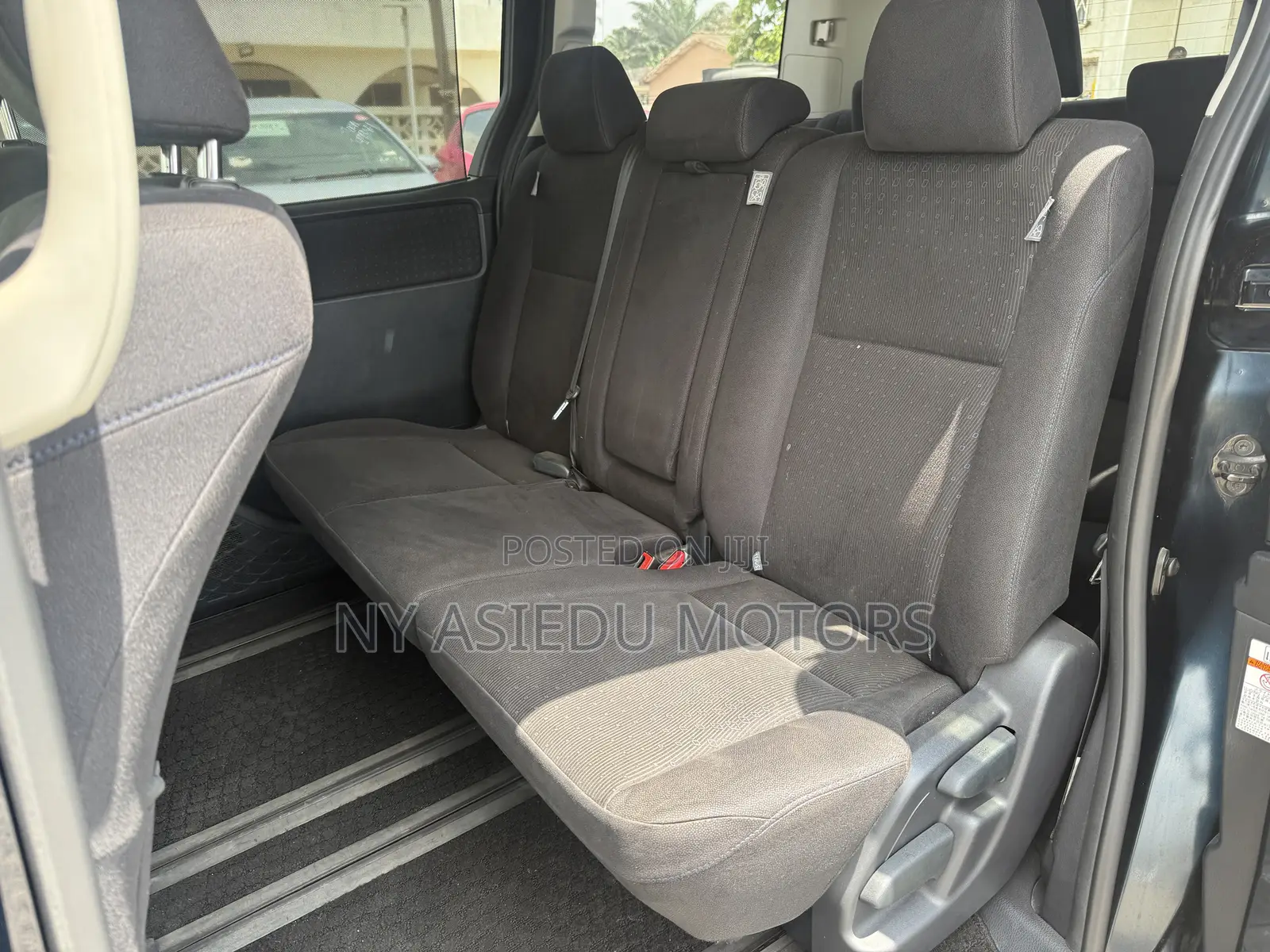 Toyota Voxy V 2WD 8-Seater 2014 White