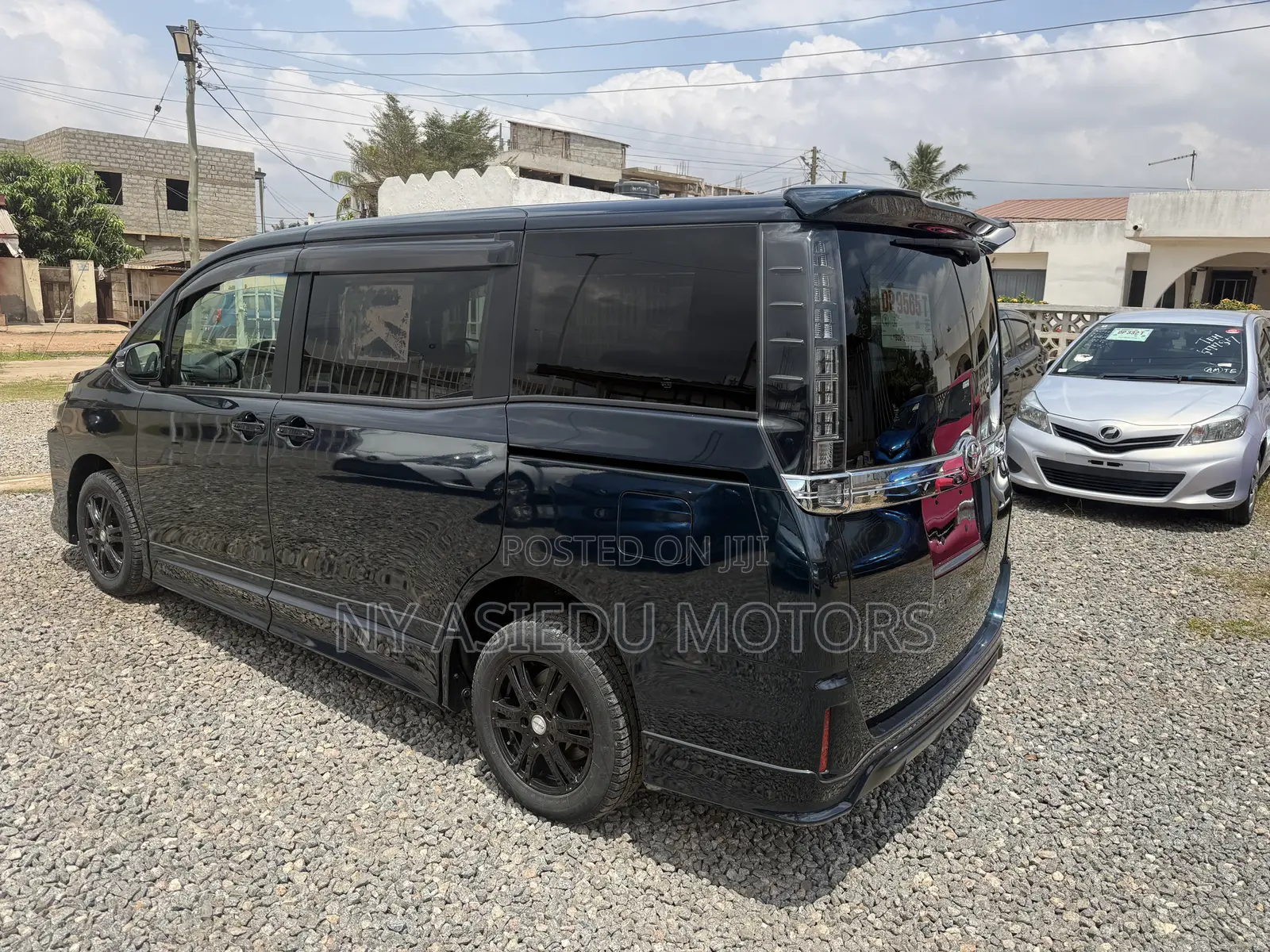 Toyota Voxy V 2WD 8-Seater 2014 White