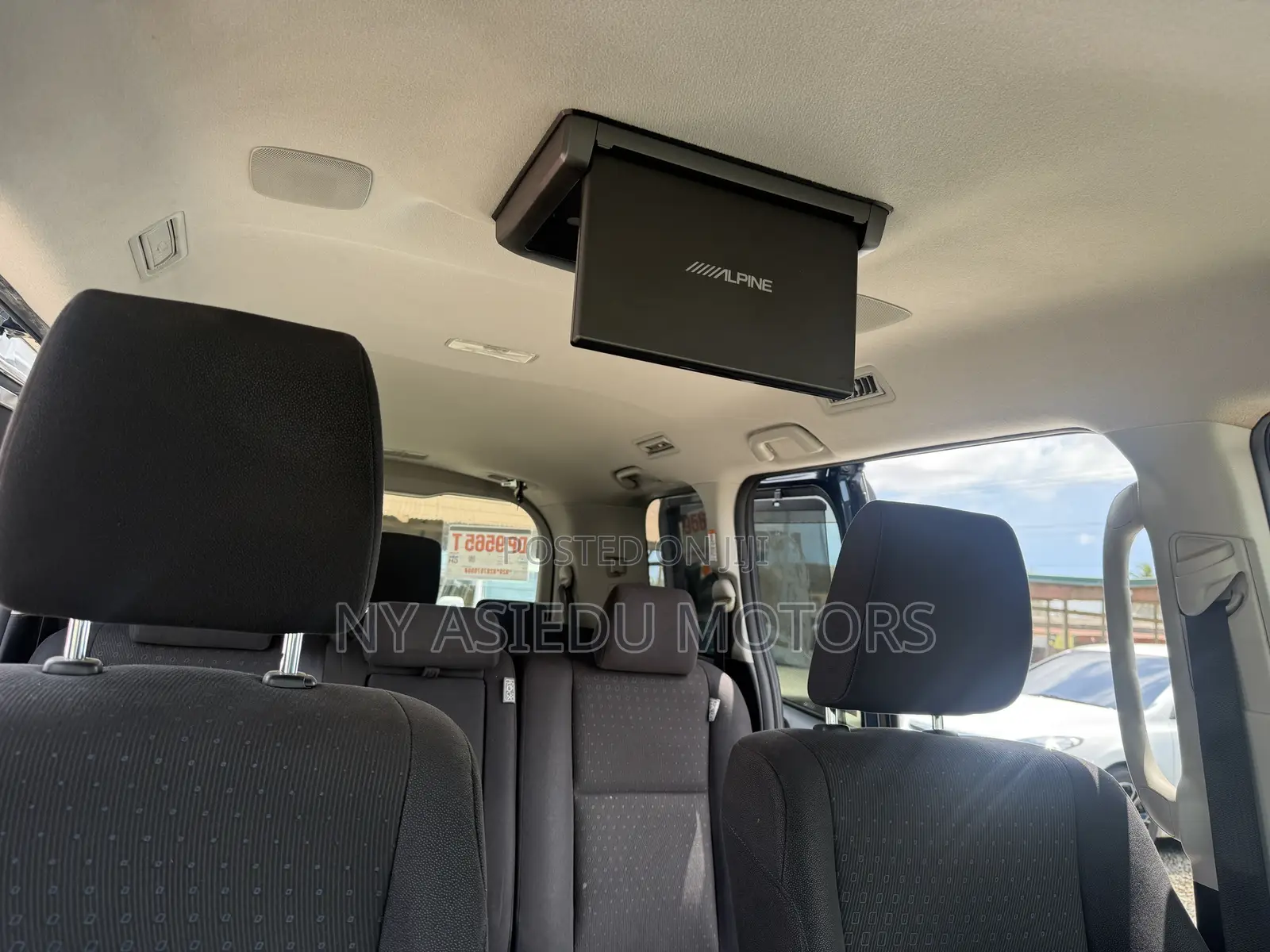 Toyota Voxy V 2WD 8-Seater 2014 White
