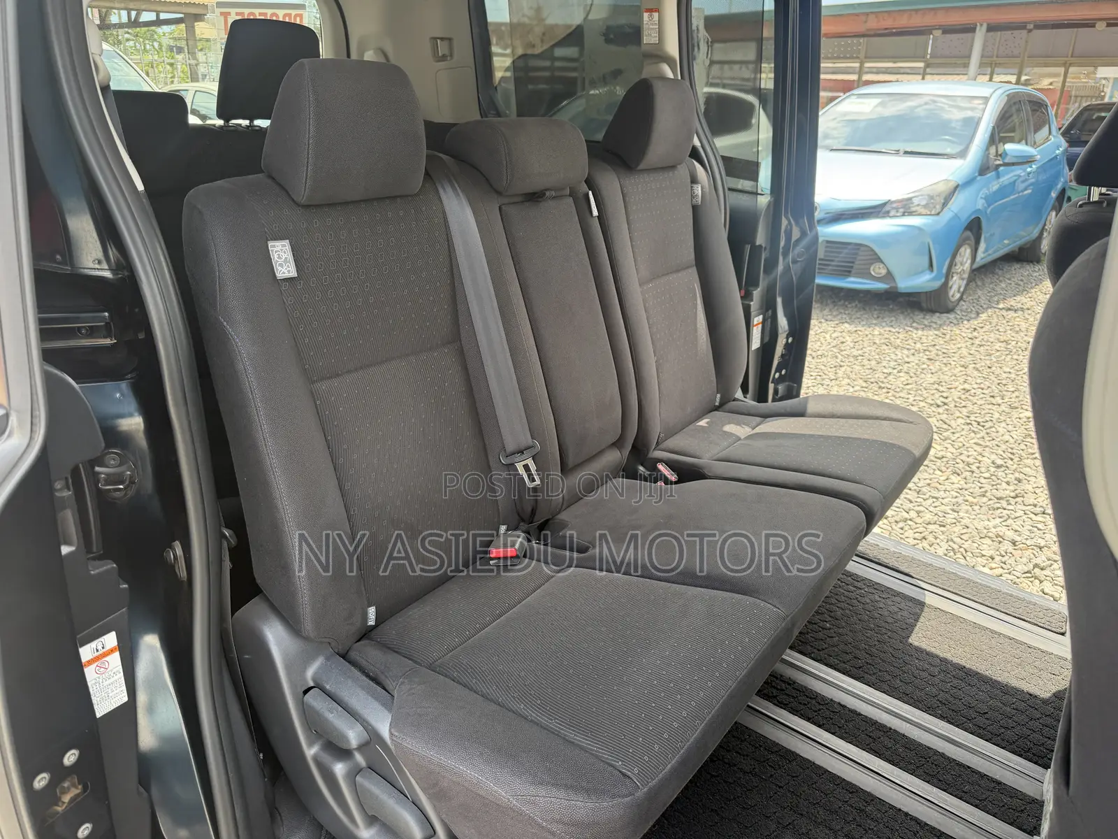 Toyota Voxy V 2WD 8-Seater 2014 White
