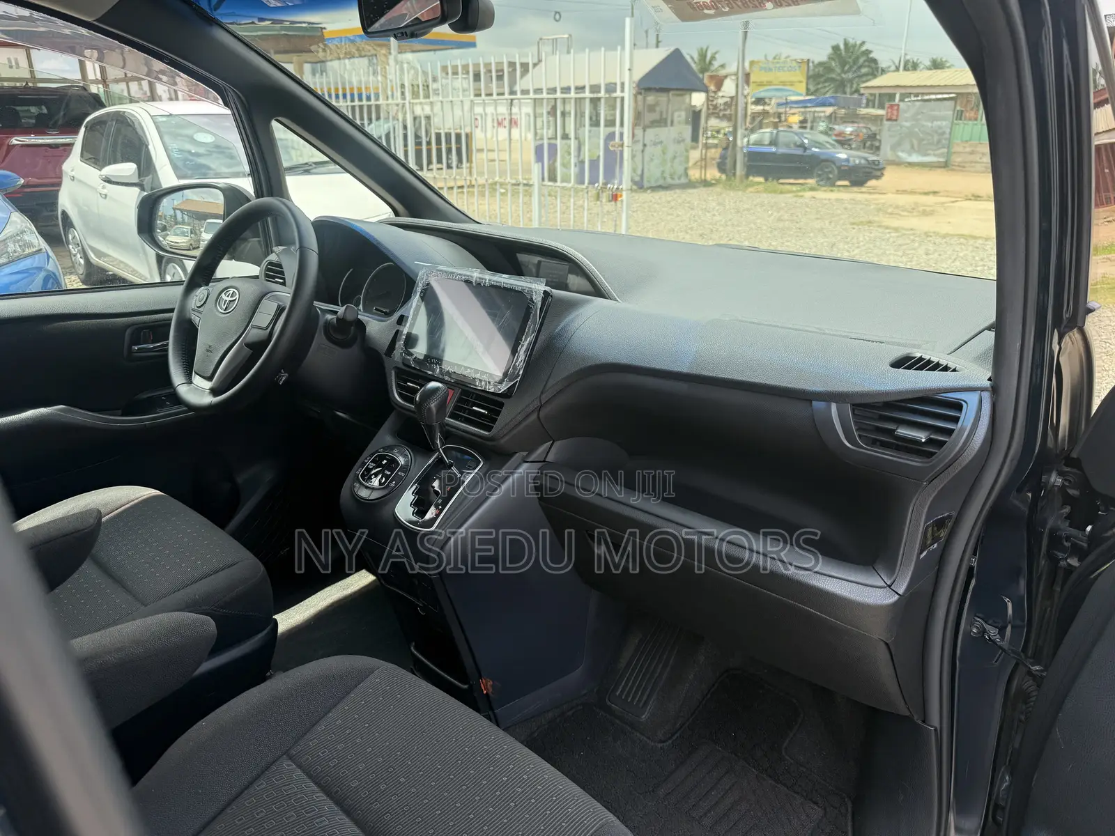 Toyota Voxy V 2WD 8-Seater 2014 White