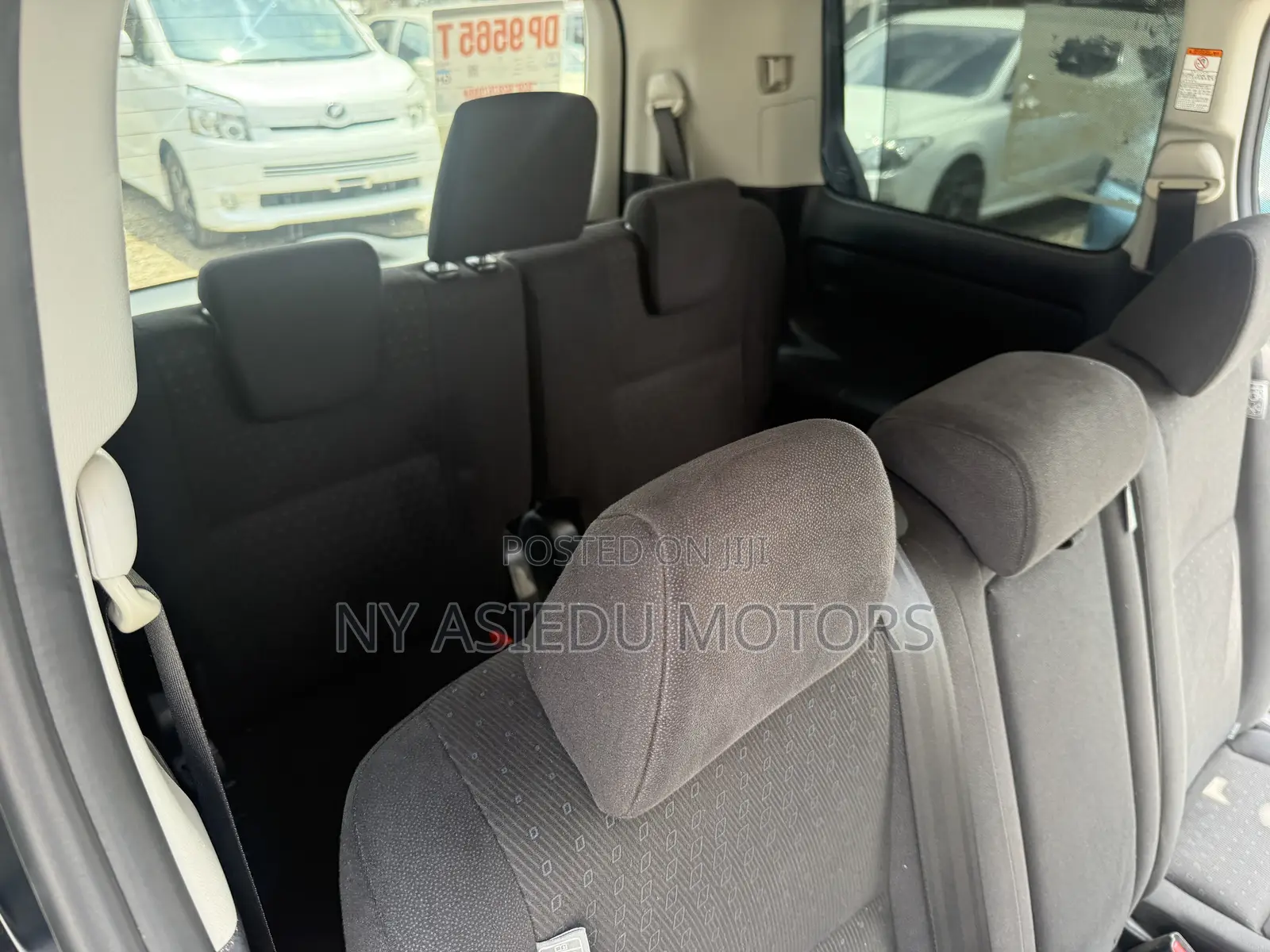 Toyota Voxy V 2WD 8-Seater 2014 White