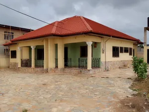 3bdrm House in Near Lake Side Com 8, Adenta for rent