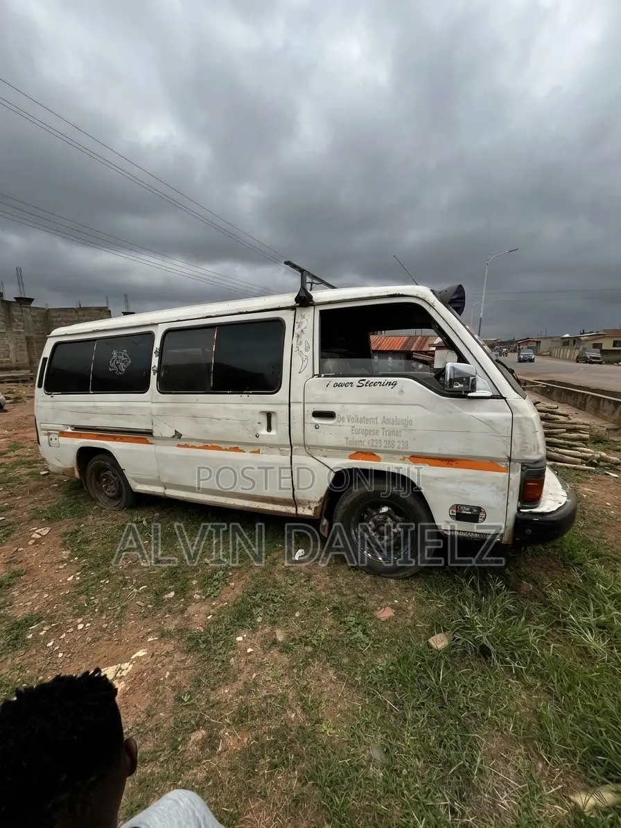 Nissan Caravan (Urvan) 2002 White