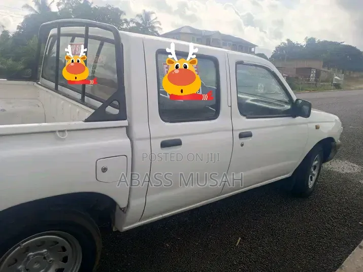 Nissan Hardbody 1999 White