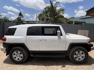 Toyota FJ Cruiser 4dr SUV 4WD (4.0L 6cyl 5A) 2014 White