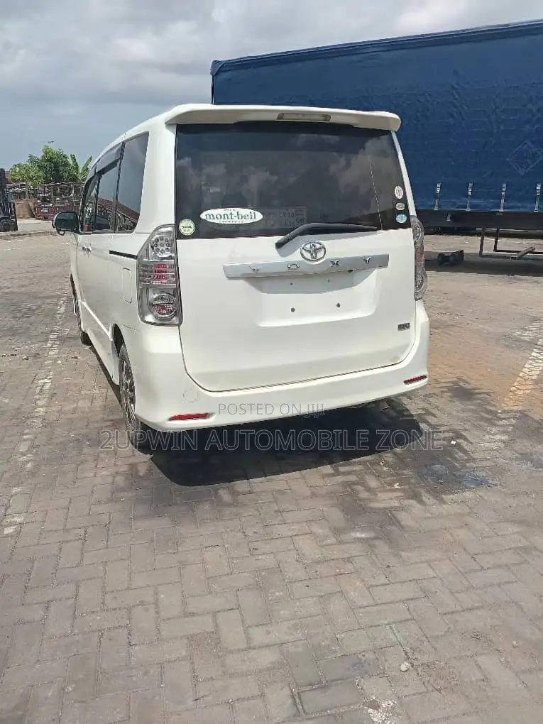 Toyota Voxy 2013 White