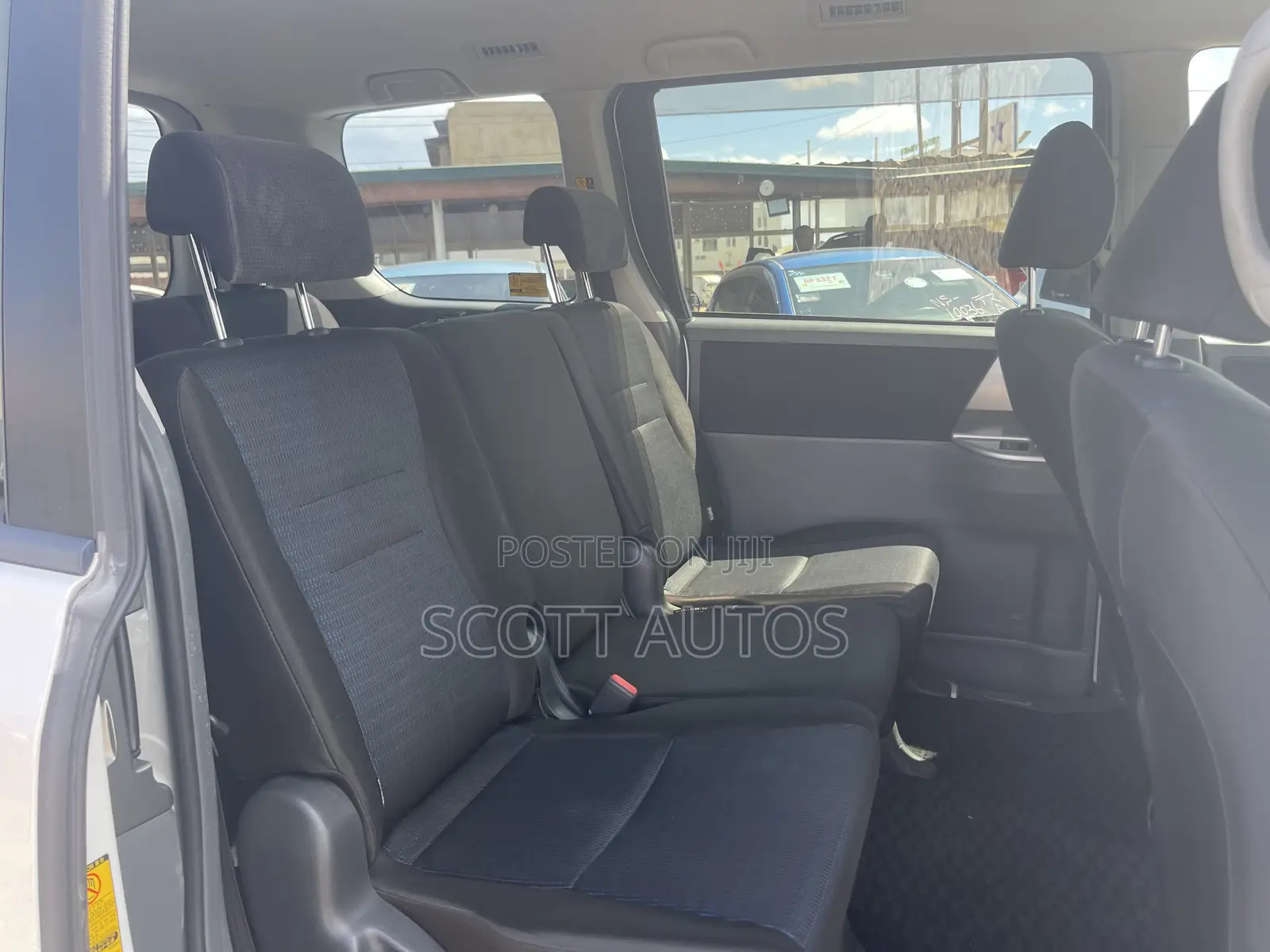 Toyota Voxy V 2WD 8-Seater 2012 White