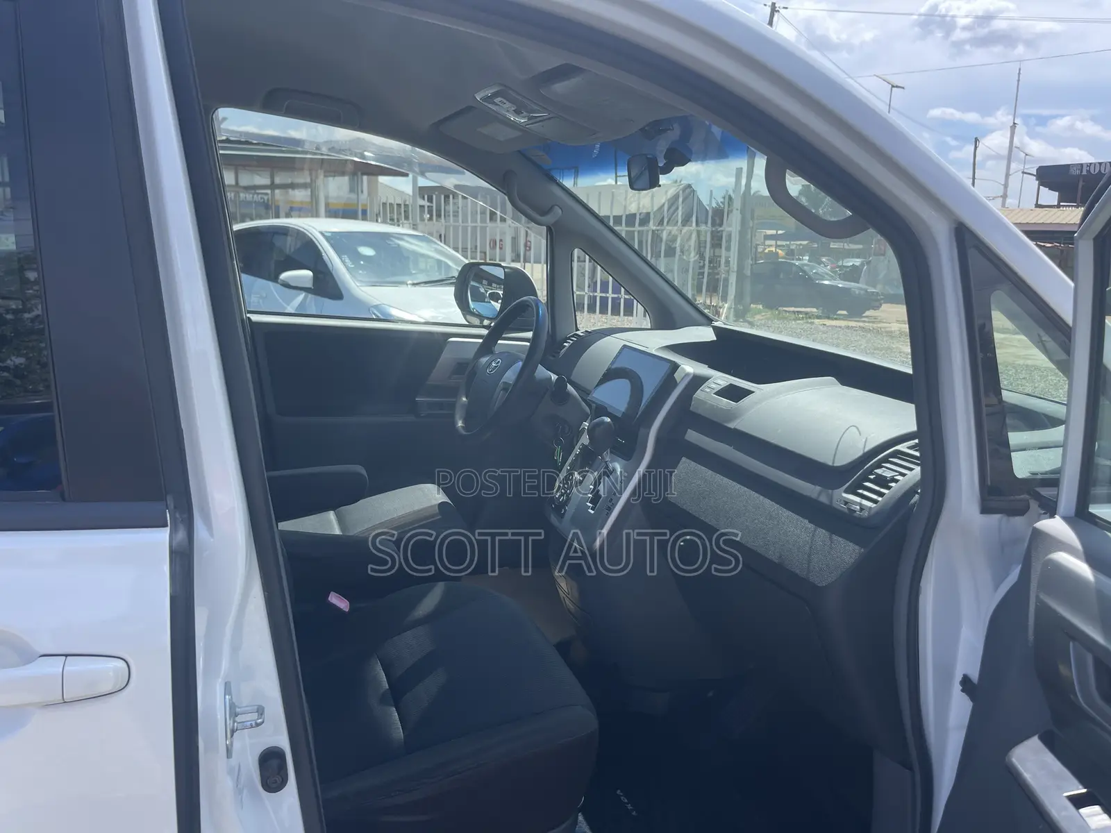Toyota Voxy V 2WD 8-Seater 2012 White