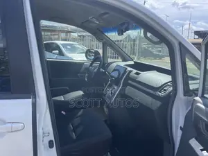 Toyota Voxy V 2WD 8-Seater 2012 White