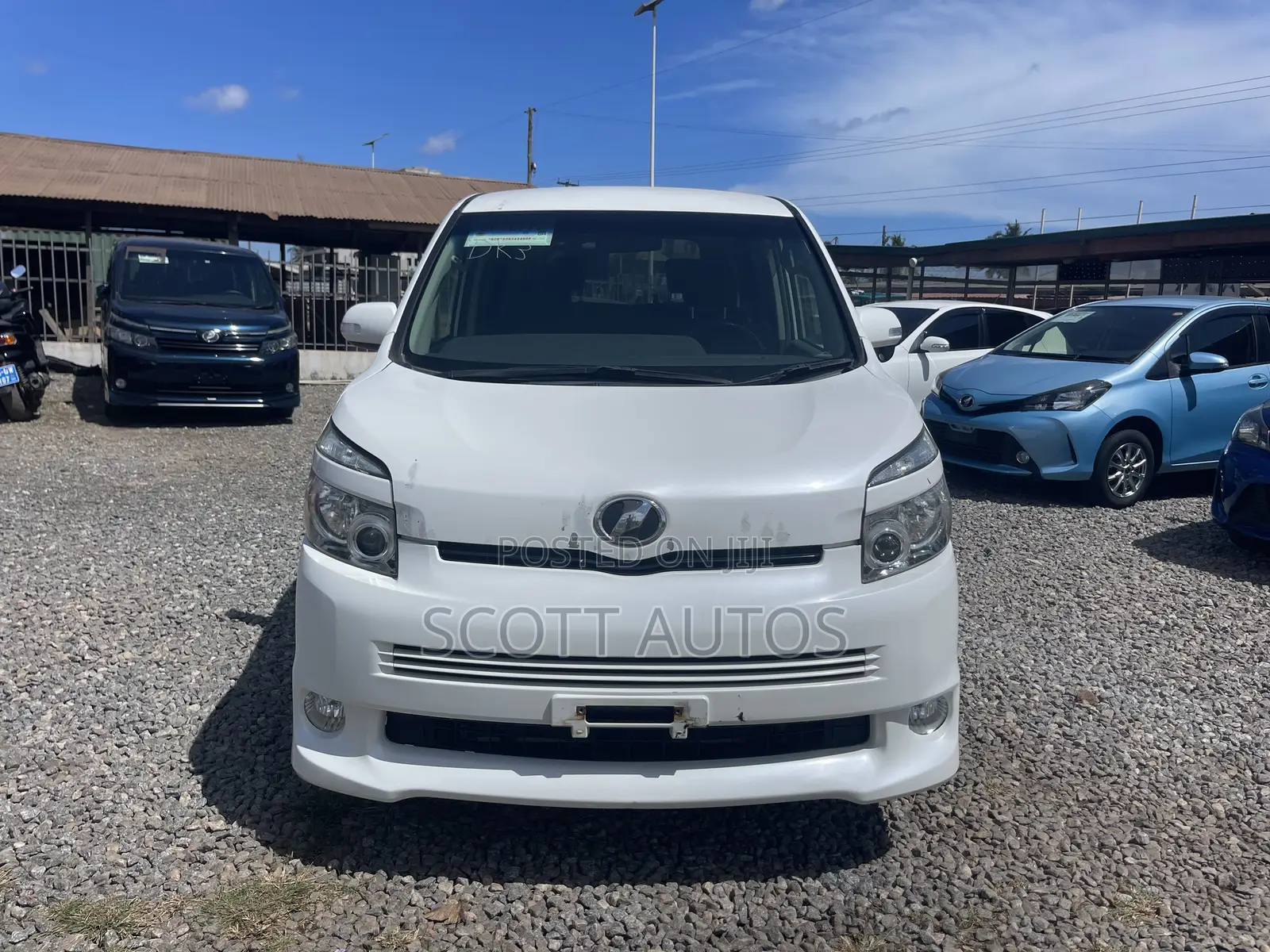 Toyota Voxy V 2WD 8-Seater 2012 White