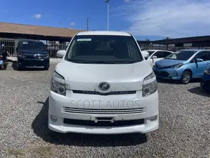 Toyota Voxy V 2WD 8-Seater 2012 White
