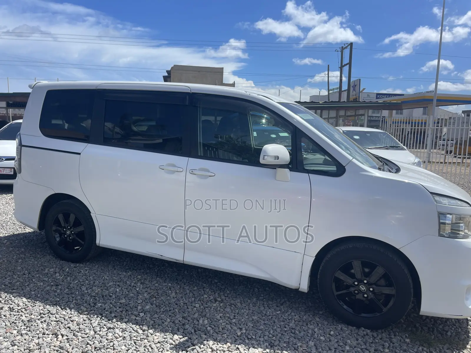 Toyota Voxy V 2WD 8-Seater 2012 White
