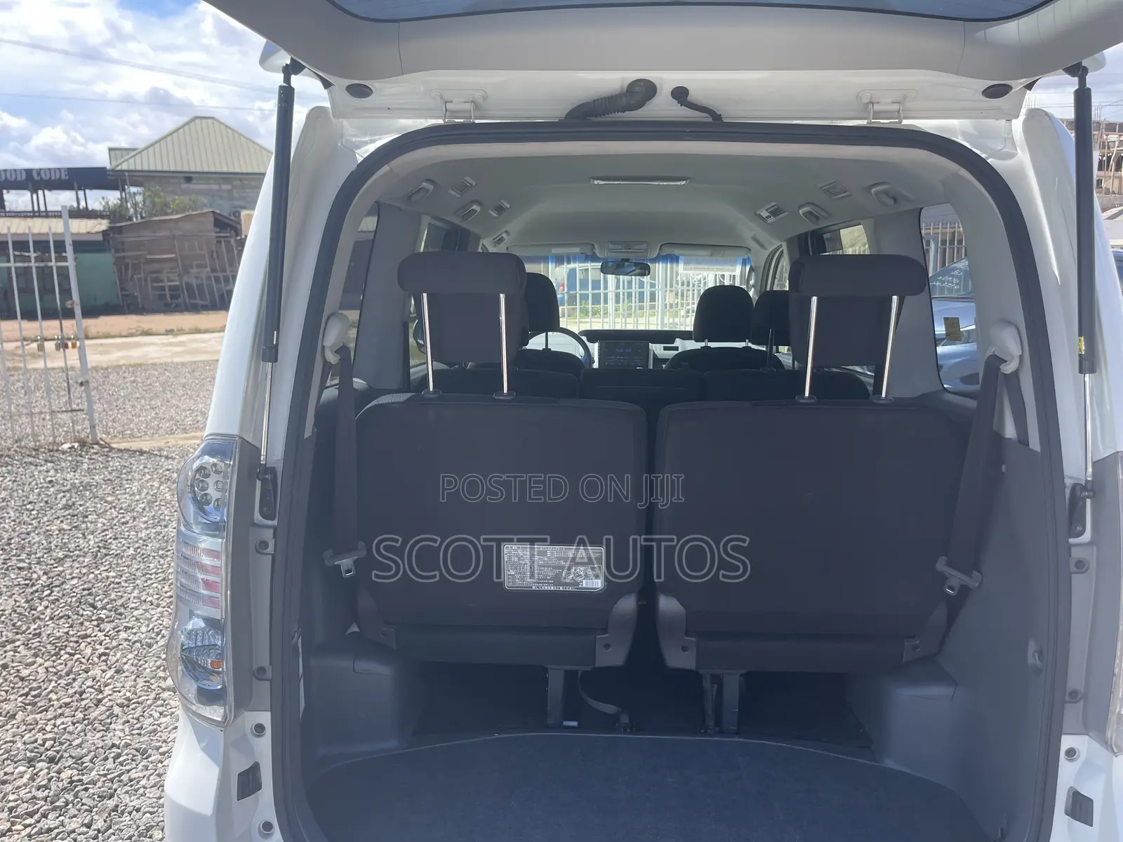 Toyota Voxy V 2WD 8-Seater 2012 White