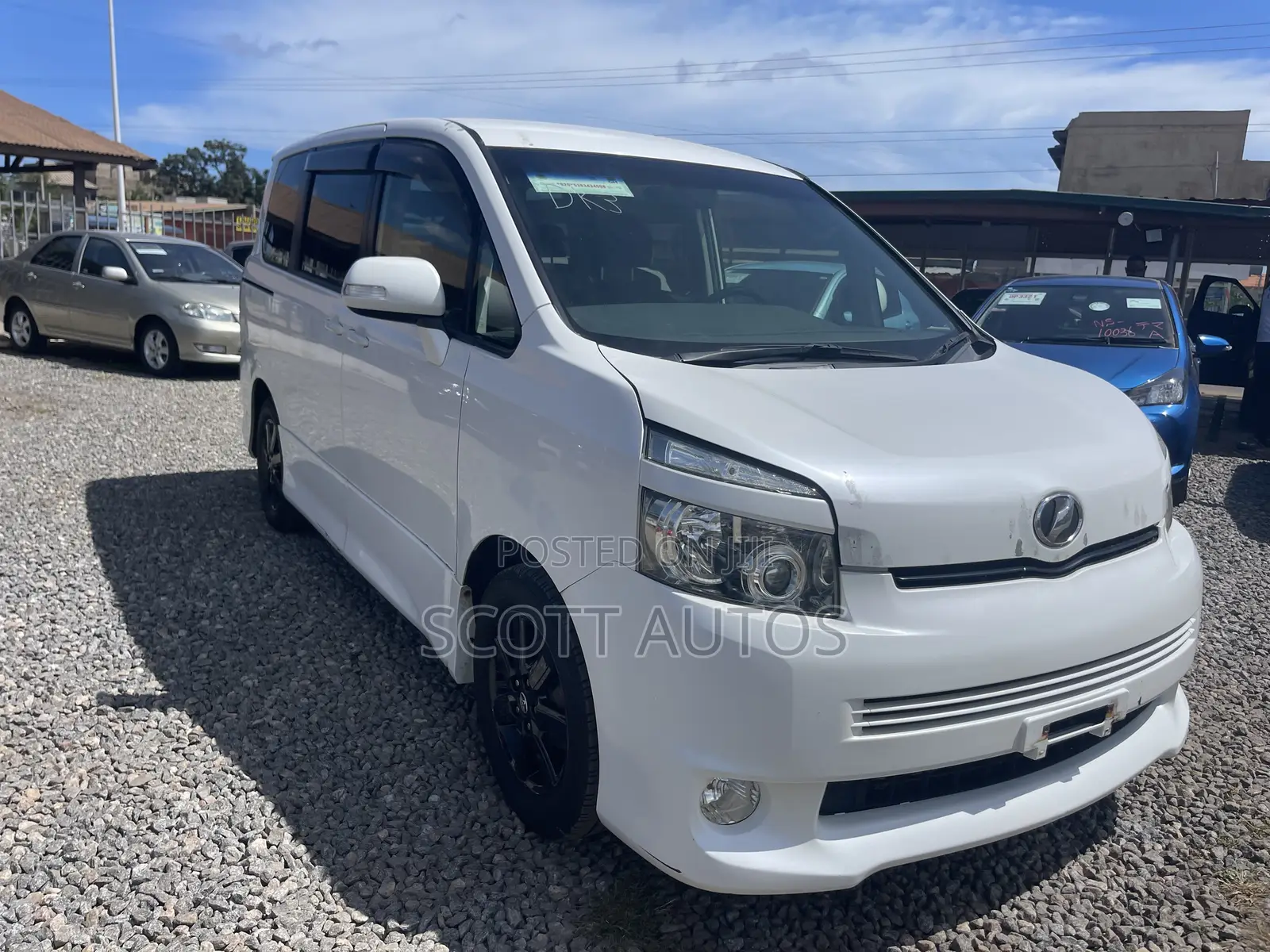 Toyota Voxy V 2WD 8-Seater 2012 White