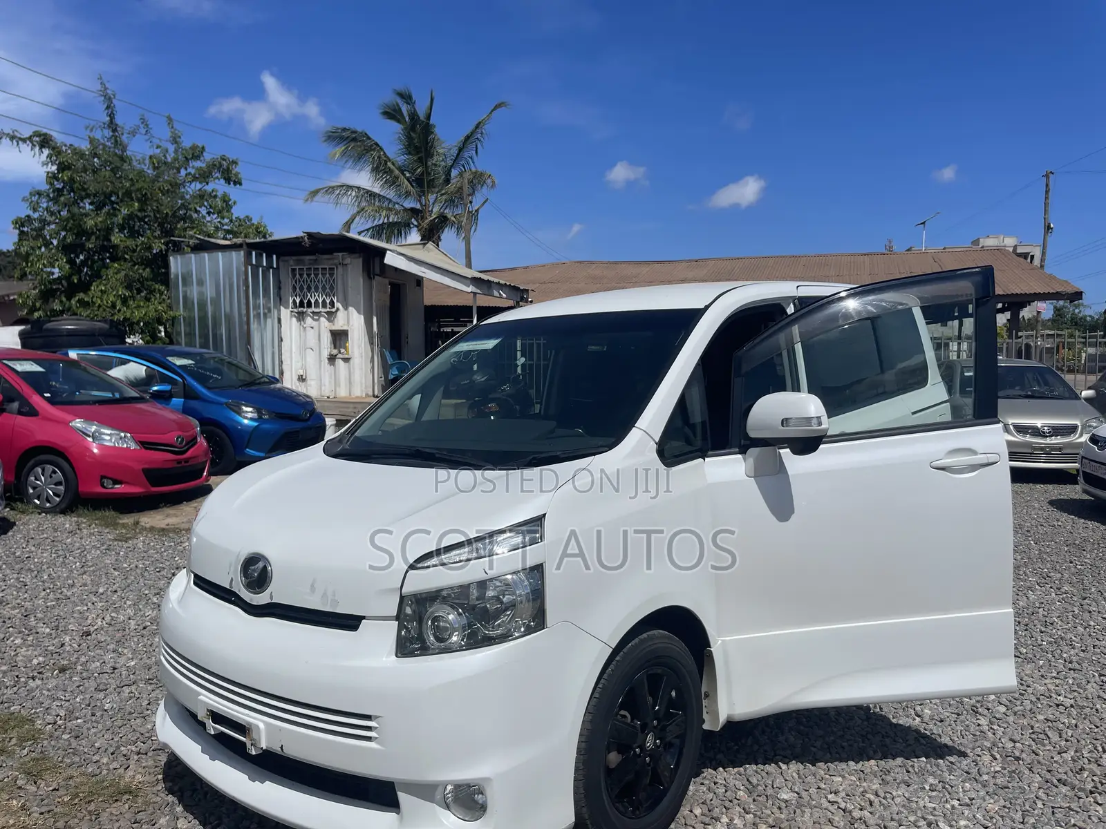 Toyota Voxy V 2WD 8-Seater 2012 White