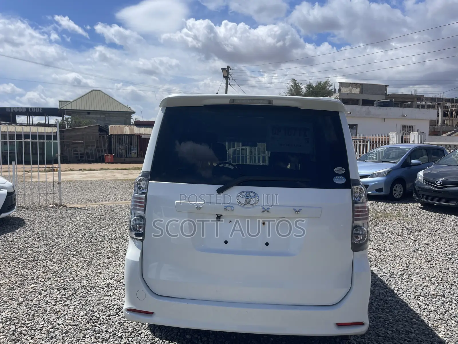 Toyota Voxy V 2WD 8-Seater 2012 White