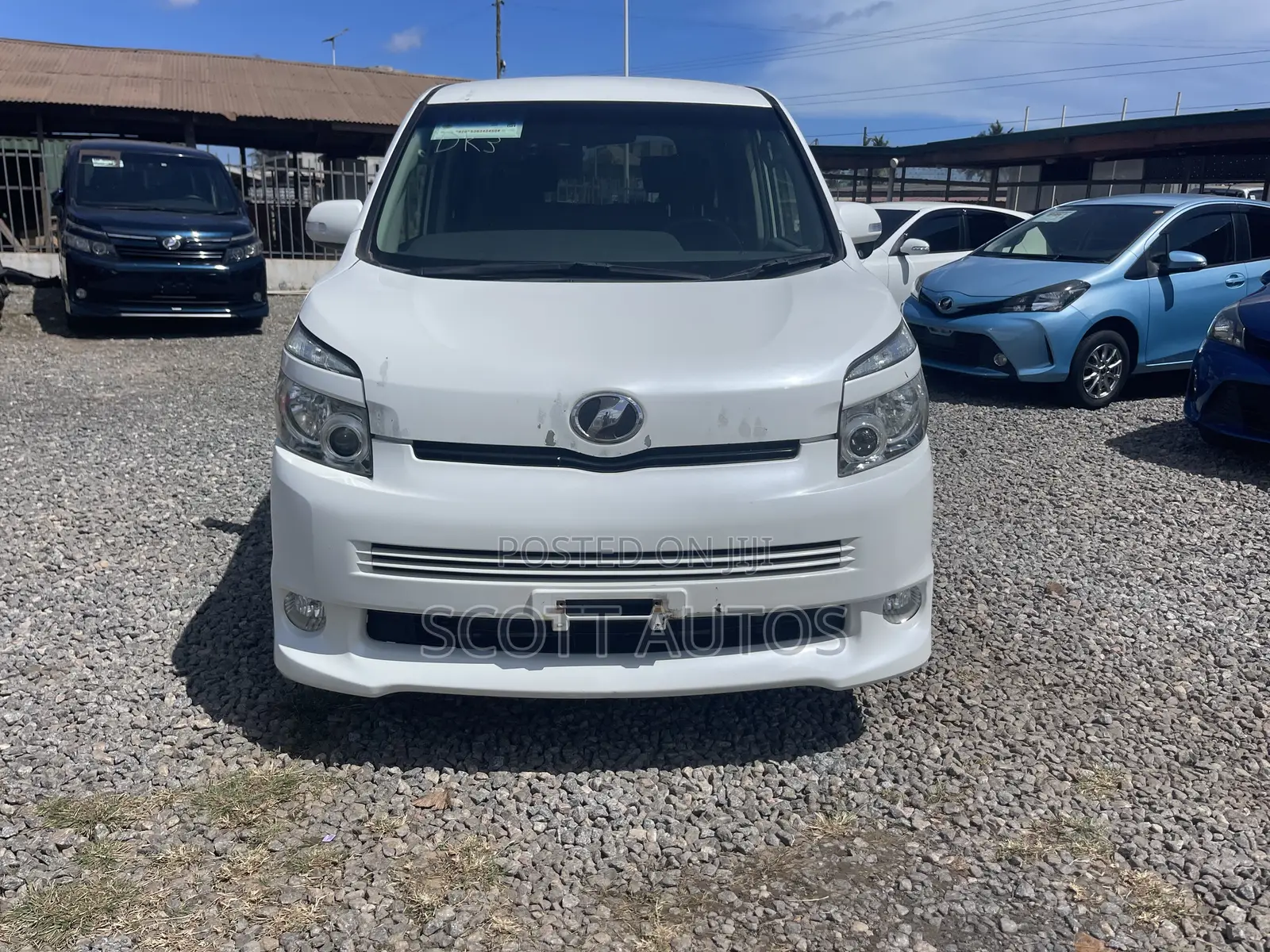 Toyota Voxy V 2WD 8-Seater 2012 White