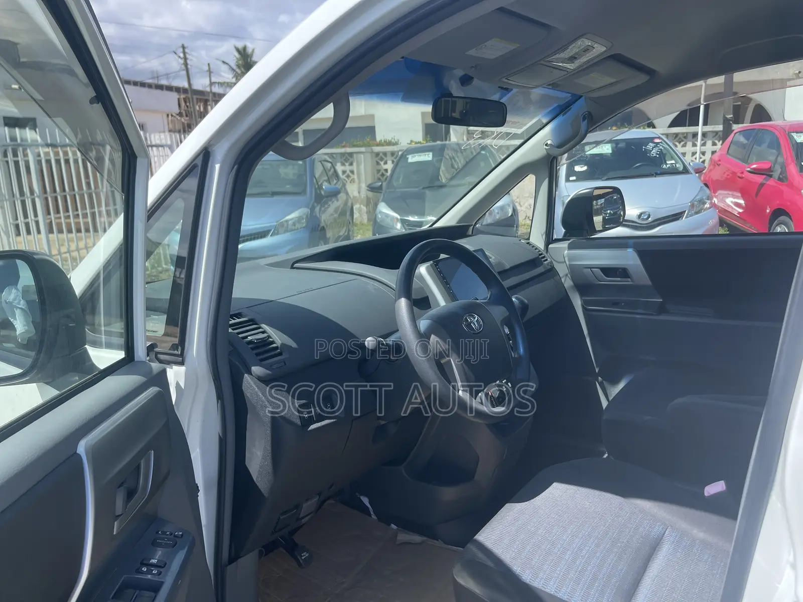 Toyota Voxy V 2WD 8-Seater 2012 White