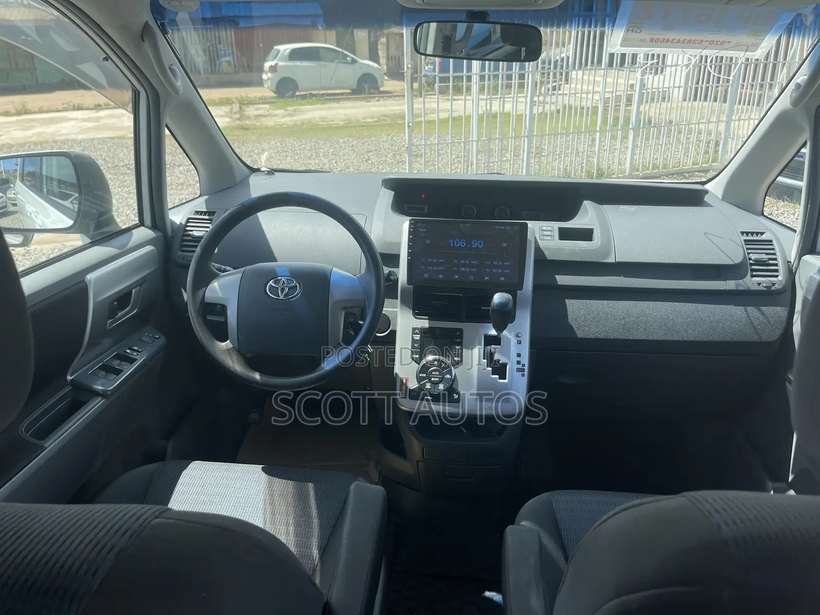 Toyota Voxy V 2WD 8-Seater 2012 White