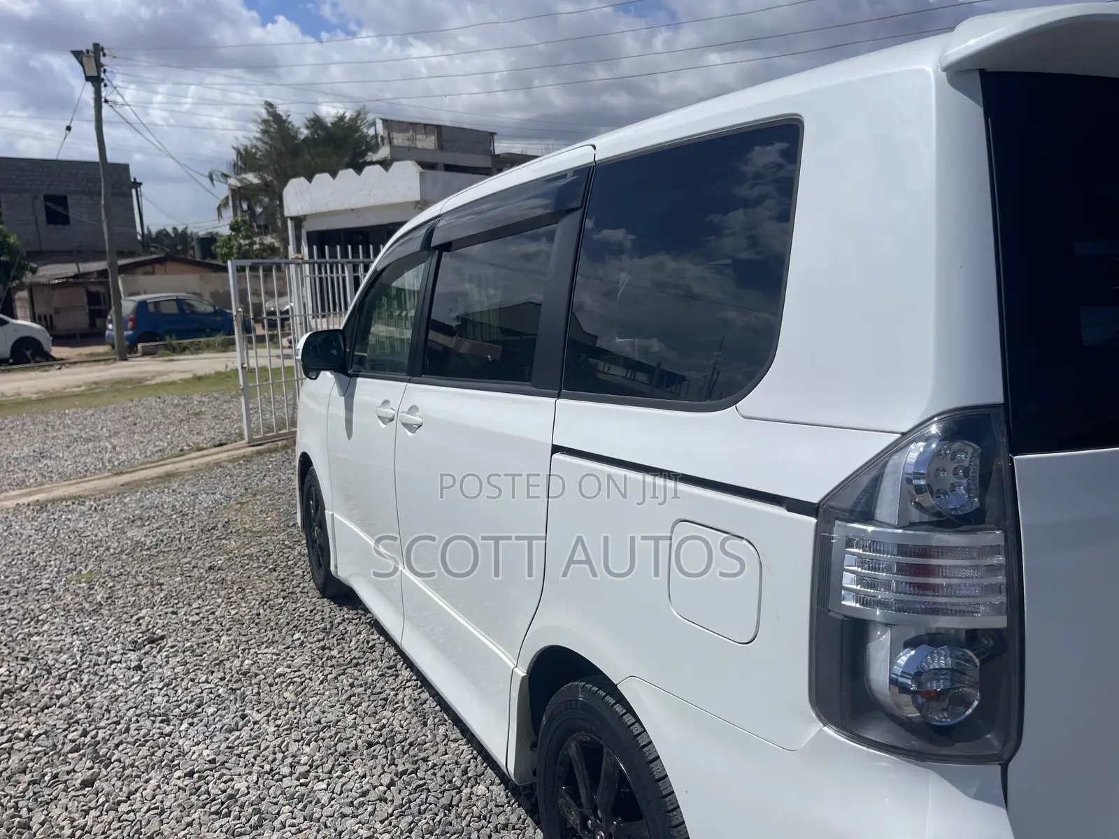 Toyota Voxy V 2WD 8-Seater 2012 White