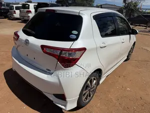 Toyota Vitz 1.3 FWD 5dr 2017 Off white