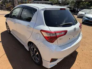 Toyota Vitz 1.3 FWD 5dr 2017 Off white