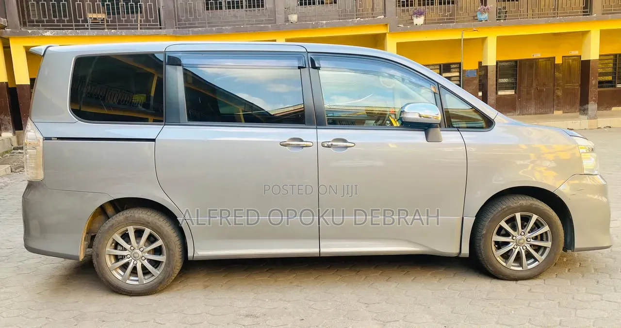 Toyota Voxy V 4WD 8-Seater 2013 Silver