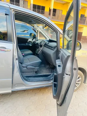 Toyota Voxy V 4WD 8-Seater 2013 Silver
