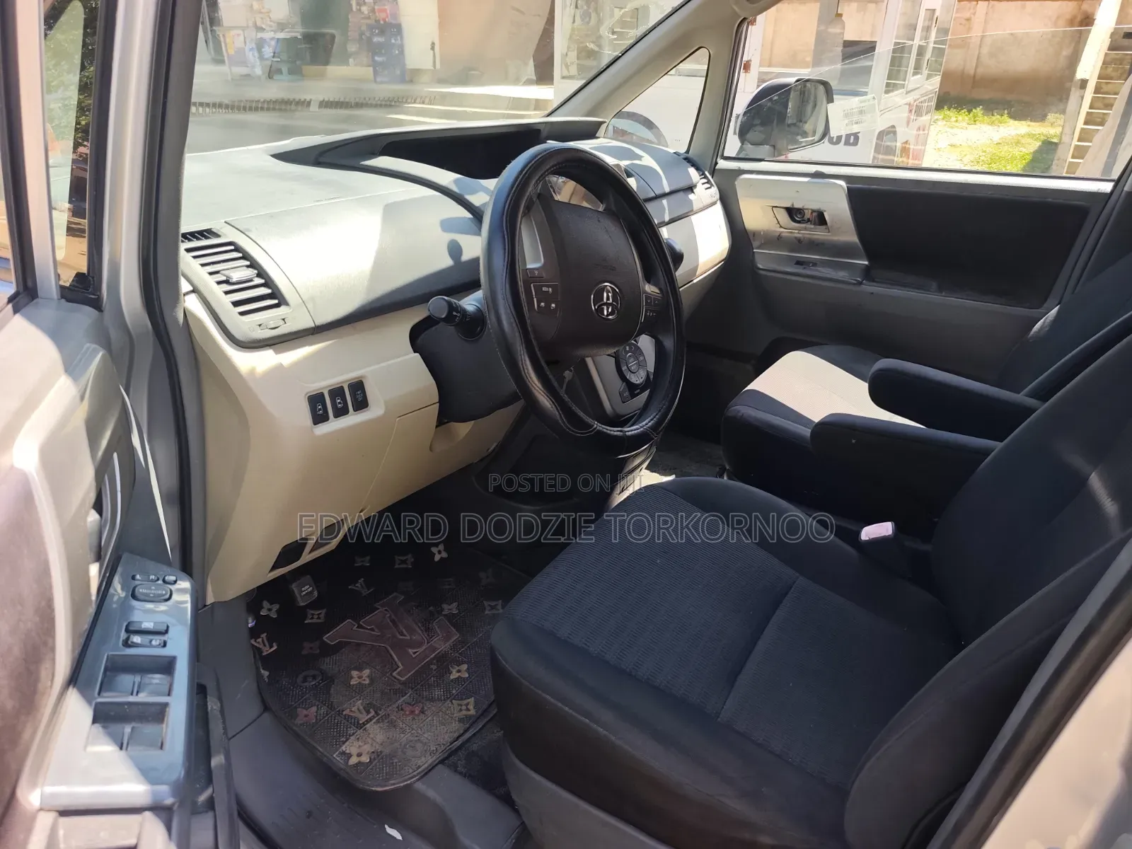 Toyota Voxy 2013 Silver