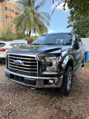 Ford F-150 Lariat 4x2 SuperCrew Cab Styleside 5.5 ft. box 145 in. WB