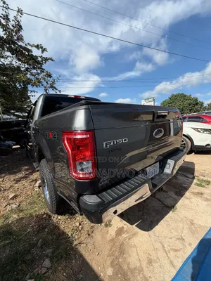 Ford F-150 Lariat 4x2 SuperCrew Cab Styleside 5.5 ft. box 145 in. WB