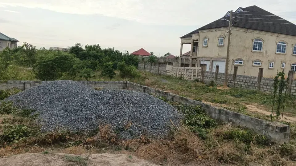 4bdrm House in Dodowa Afianya Road, Police Station for sale