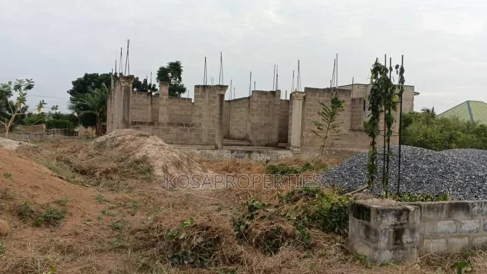 4bdrm House in Dodowa Afianya Road, Police Station for sale