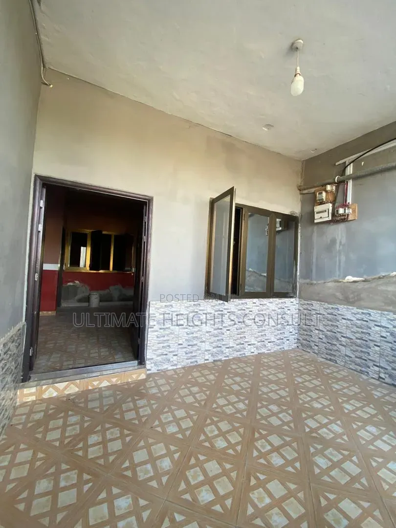 2bdrm Apartment in Lapaz, Nyanmekye for rent