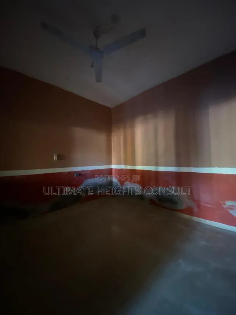 2bdrm Apartment in Lapaz, Nyanmekye for rent