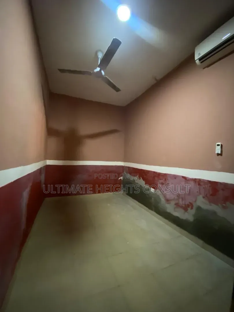 2bdrm Apartment in Lapaz, Nyanmekye for rent