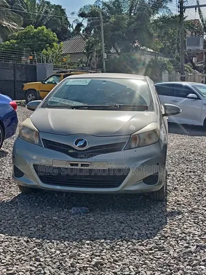 Toyota Vitz 1.3 FWD 5dr 2012 Gray