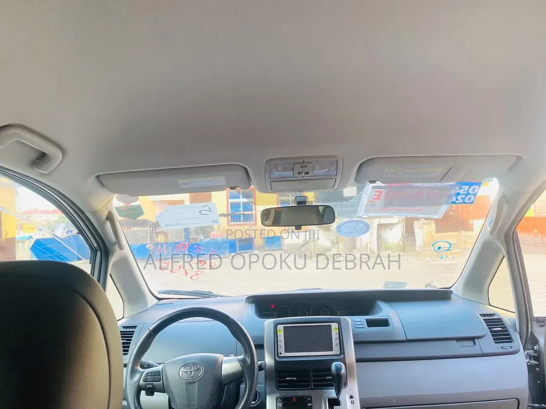Toyota Voxy V 4WD 8-Seater 2013 Silver