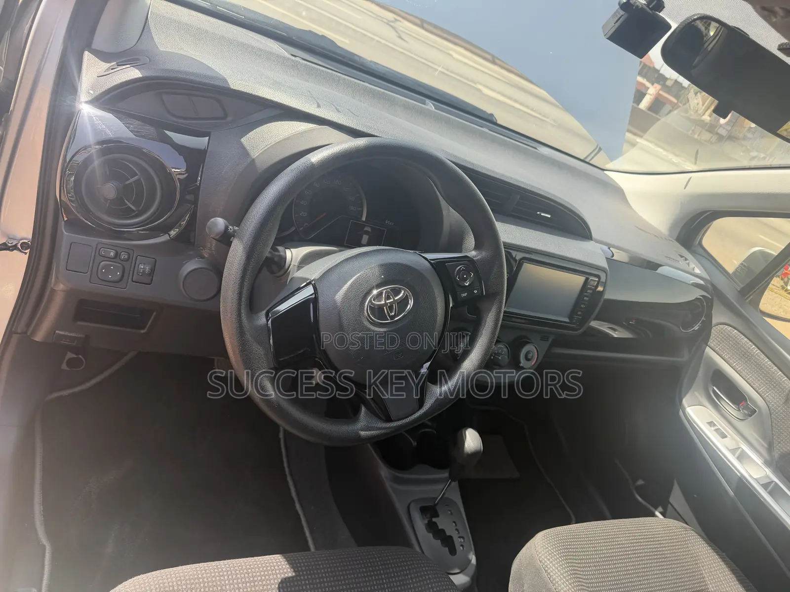 Toyota Vitz 1.3 AWD 5dr 2017 Silver
