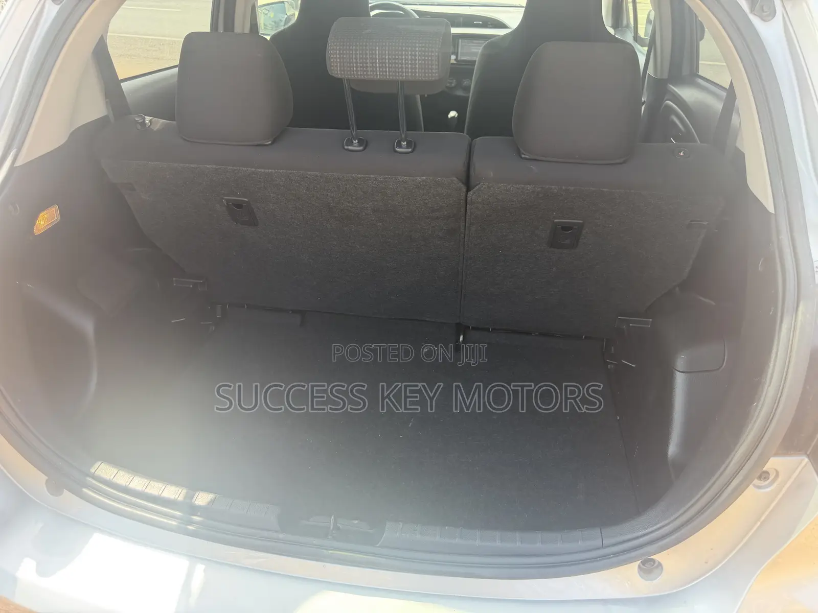 Toyota Vitz 1.3 AWD 5dr 2017 Silver