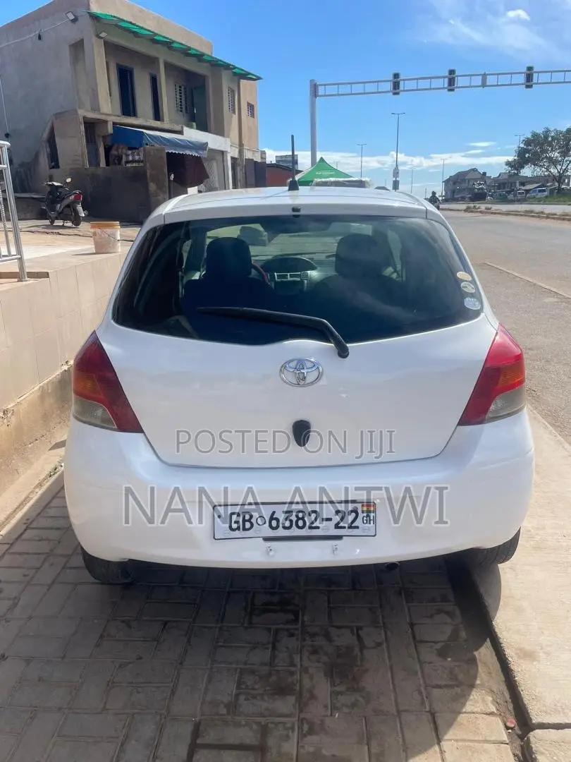 Toyota Vitz 1.3 AWD 3dr 2010 White
