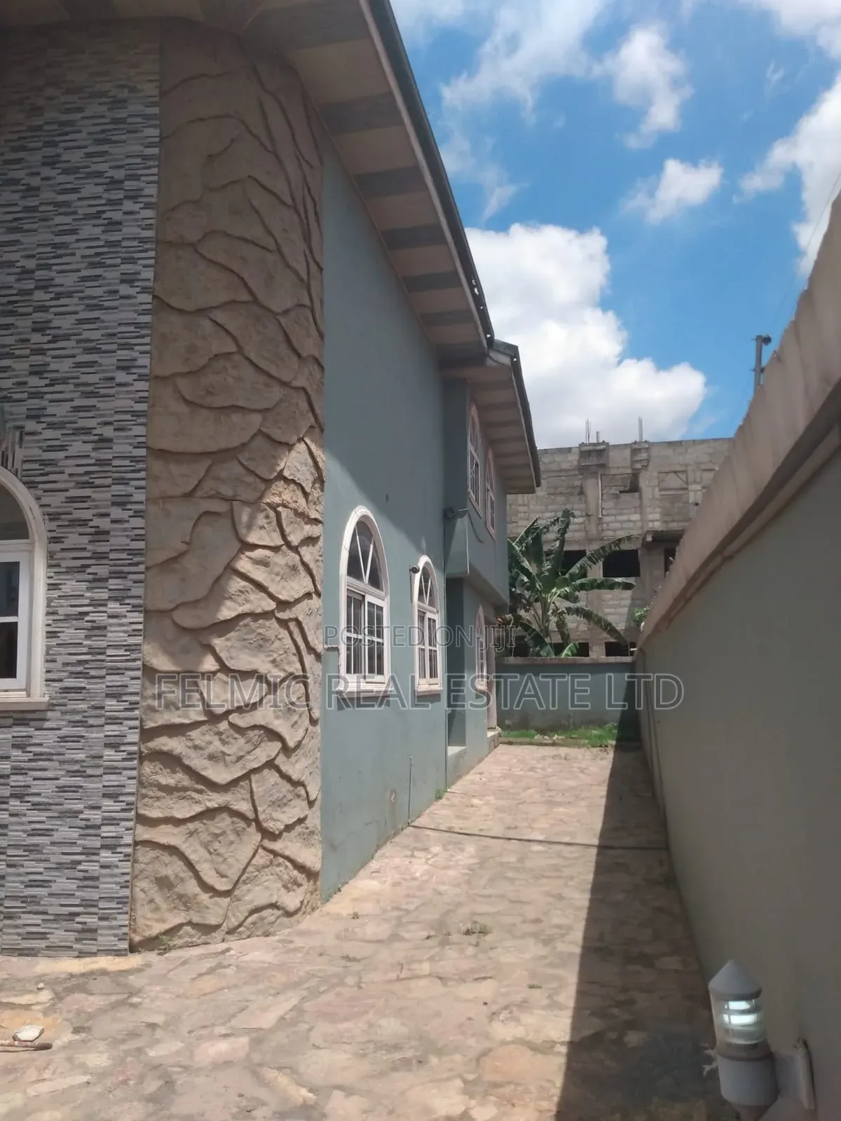 4bdrm Duplex in Kwabenya Abuom, Accra Metropolitan for sale