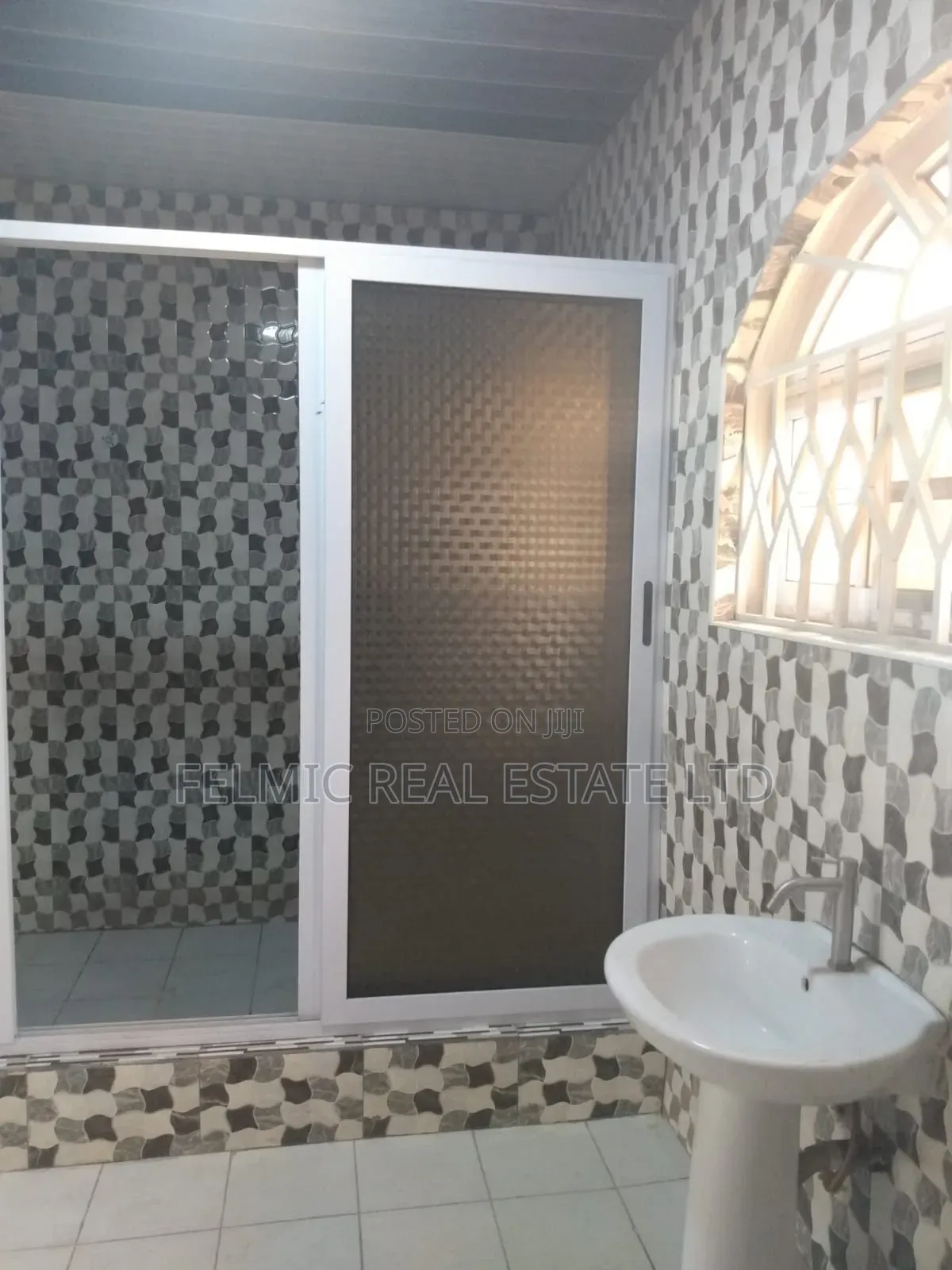 4bdrm Duplex in Kwabenya Abuom, Accra Metropolitan for sale