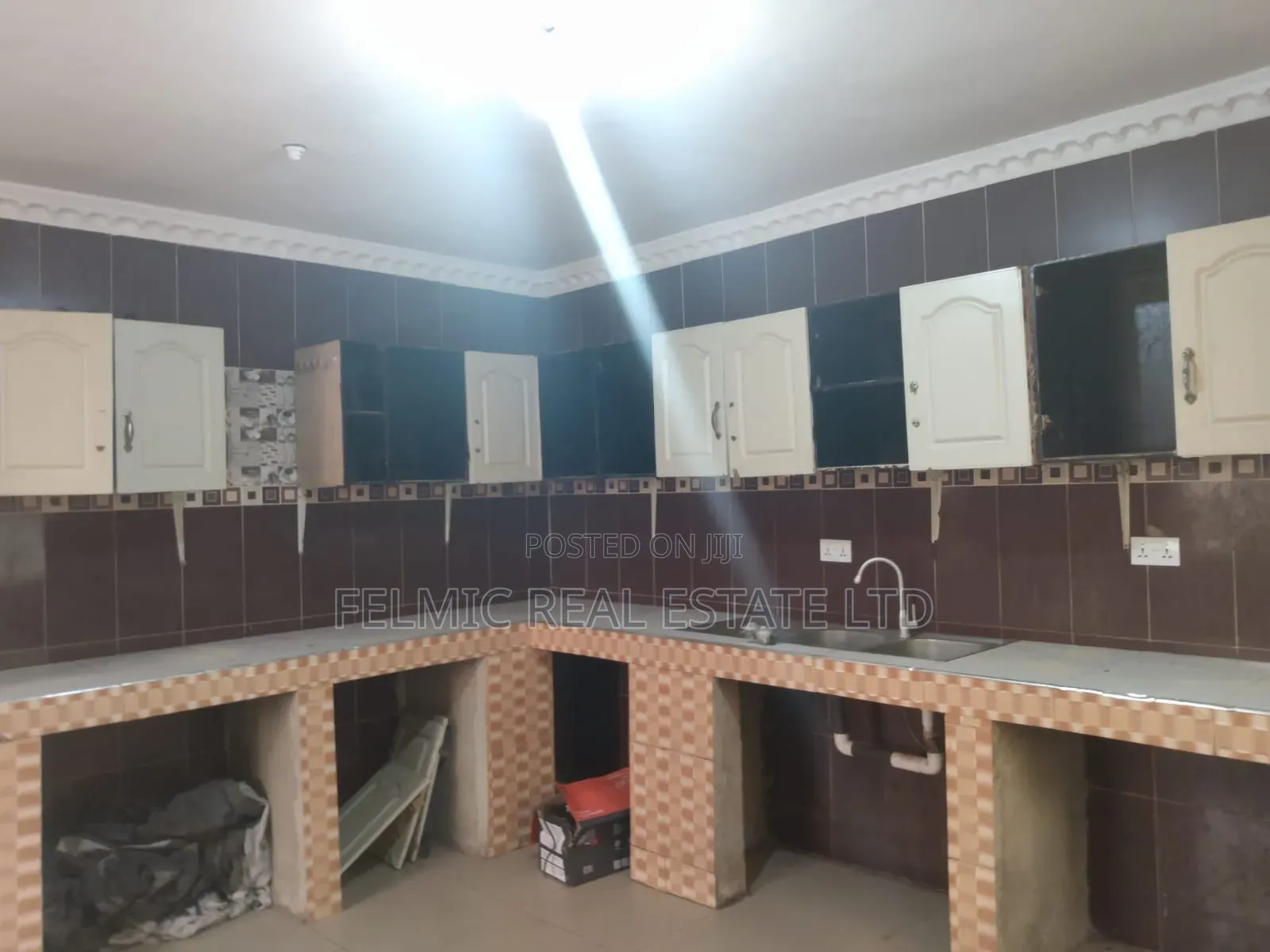 4bdrm Duplex in Kwabenya Abuom, Accra Metropolitan for sale
