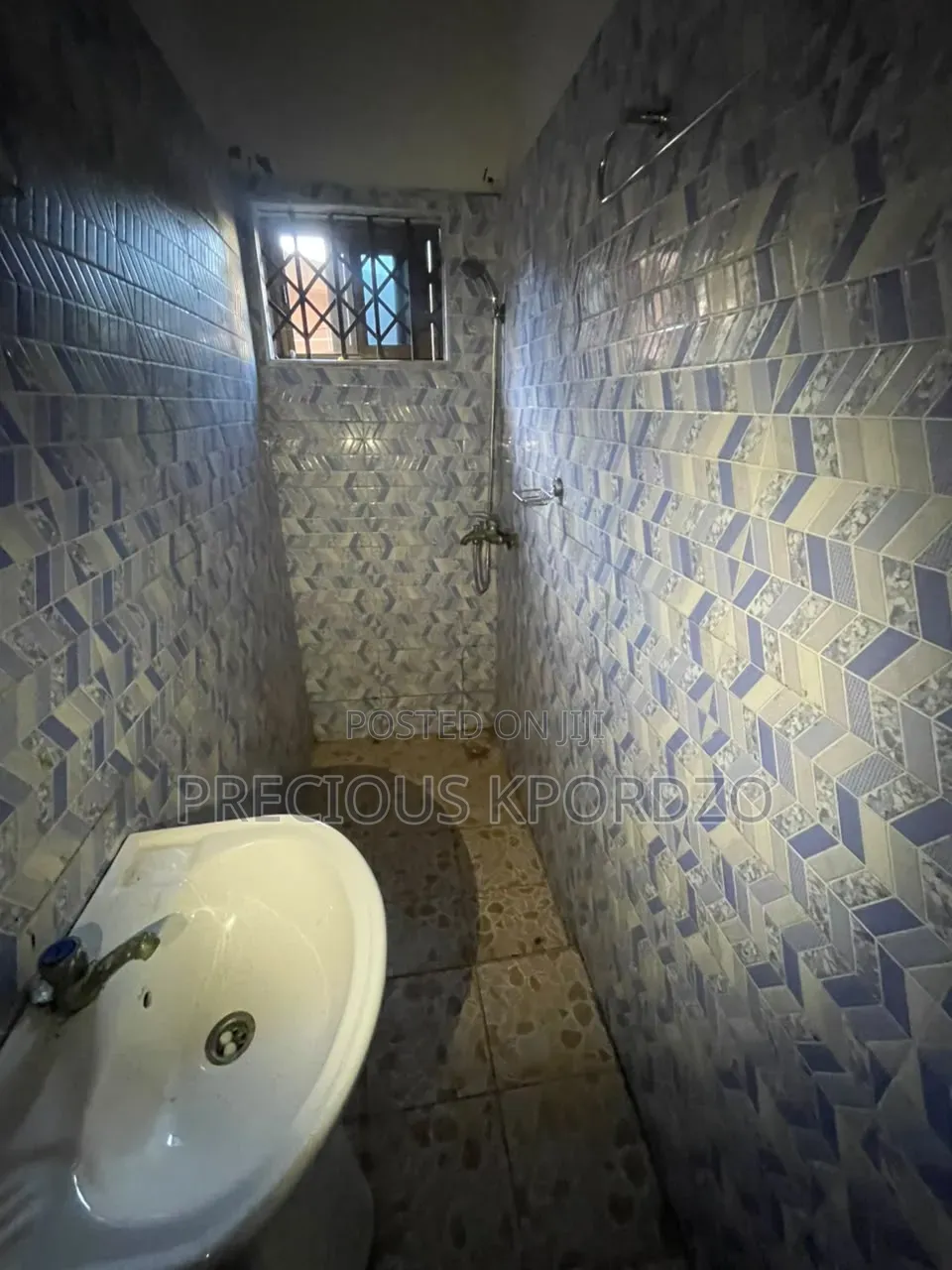 1bdrm Room & Parlour in Lakeside Comm 1 for rent