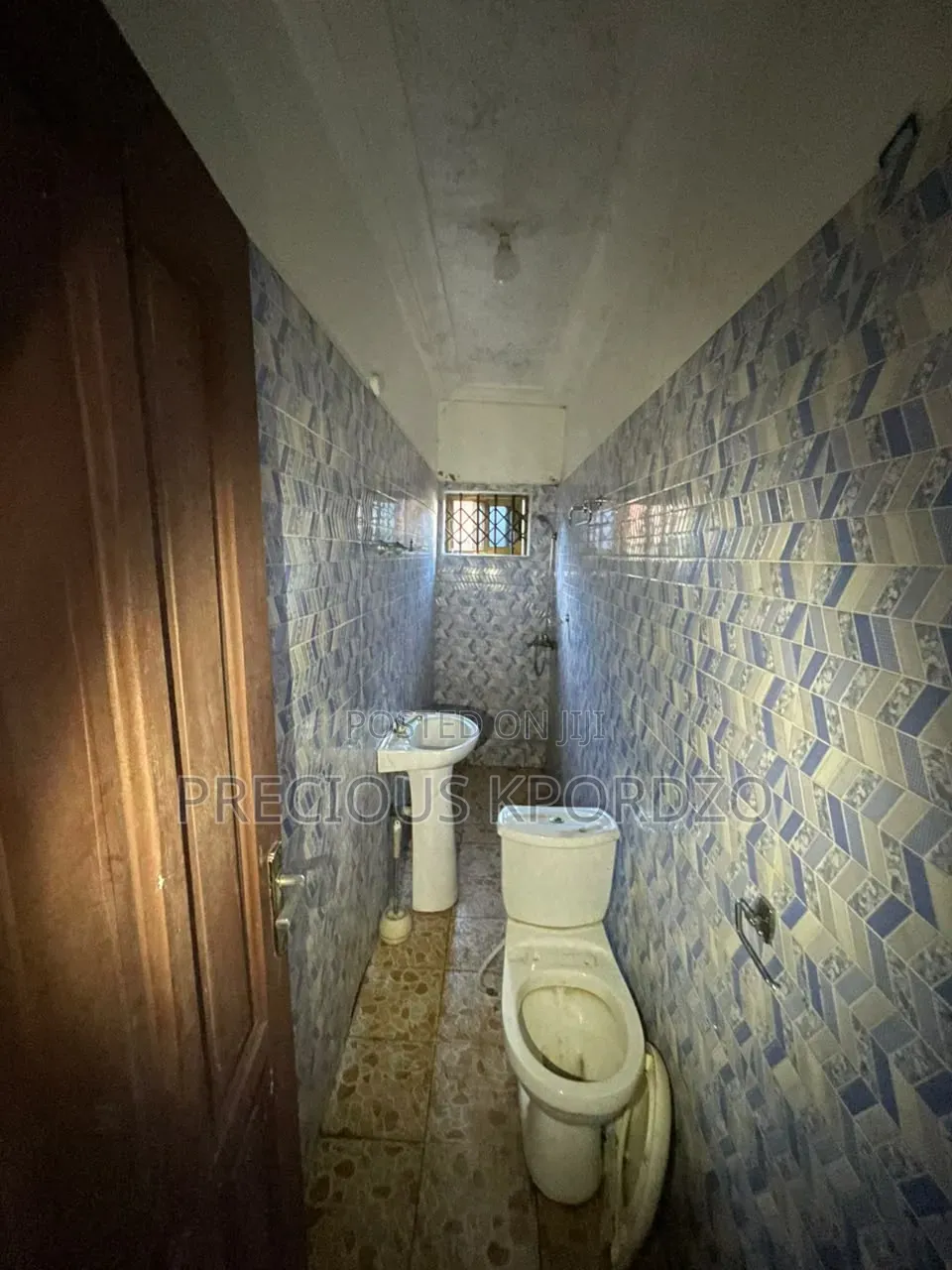 1bdrm Room & Parlour in Lakeside Comm 1 for rent