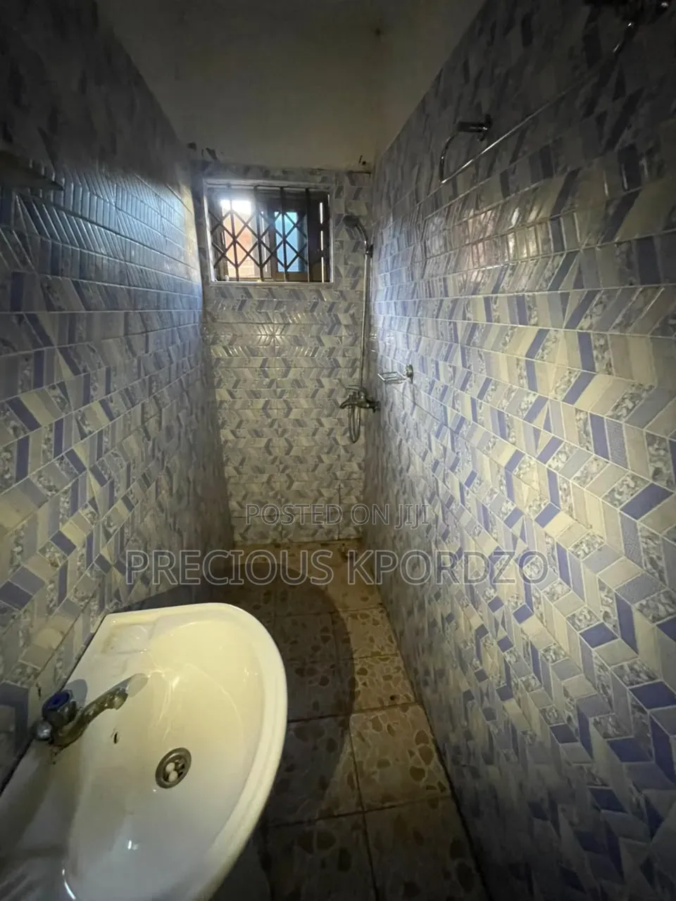 1bdrm Room & Parlour in Lakeside Comm 1 for rent